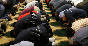 Two Los Angeles police officers prayed at the Islamic Center of Southern California.